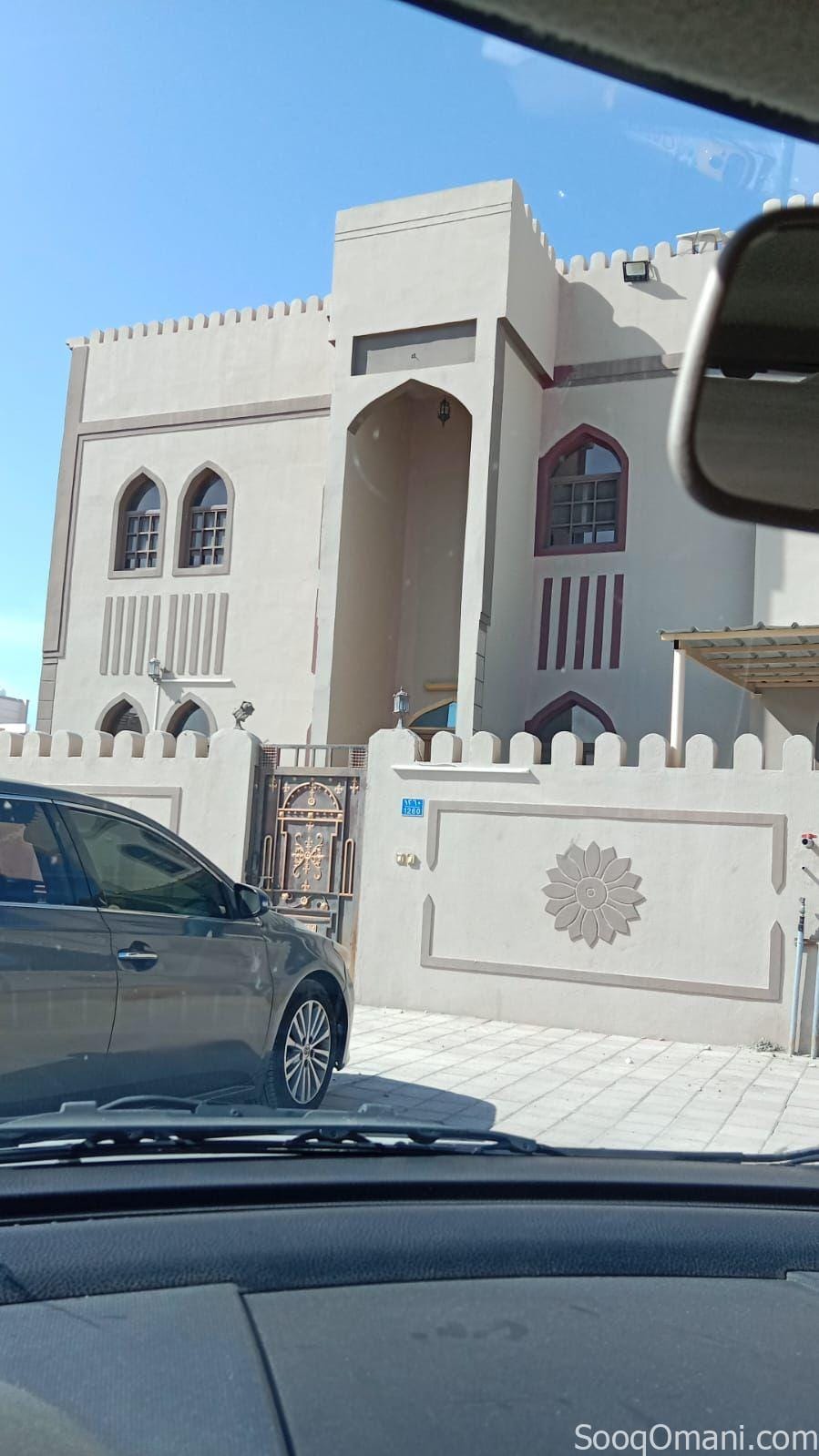 شقة أرضية للبيع ف العامرات مدينة النهضة العاشرة جميع الخدمات متوفرة