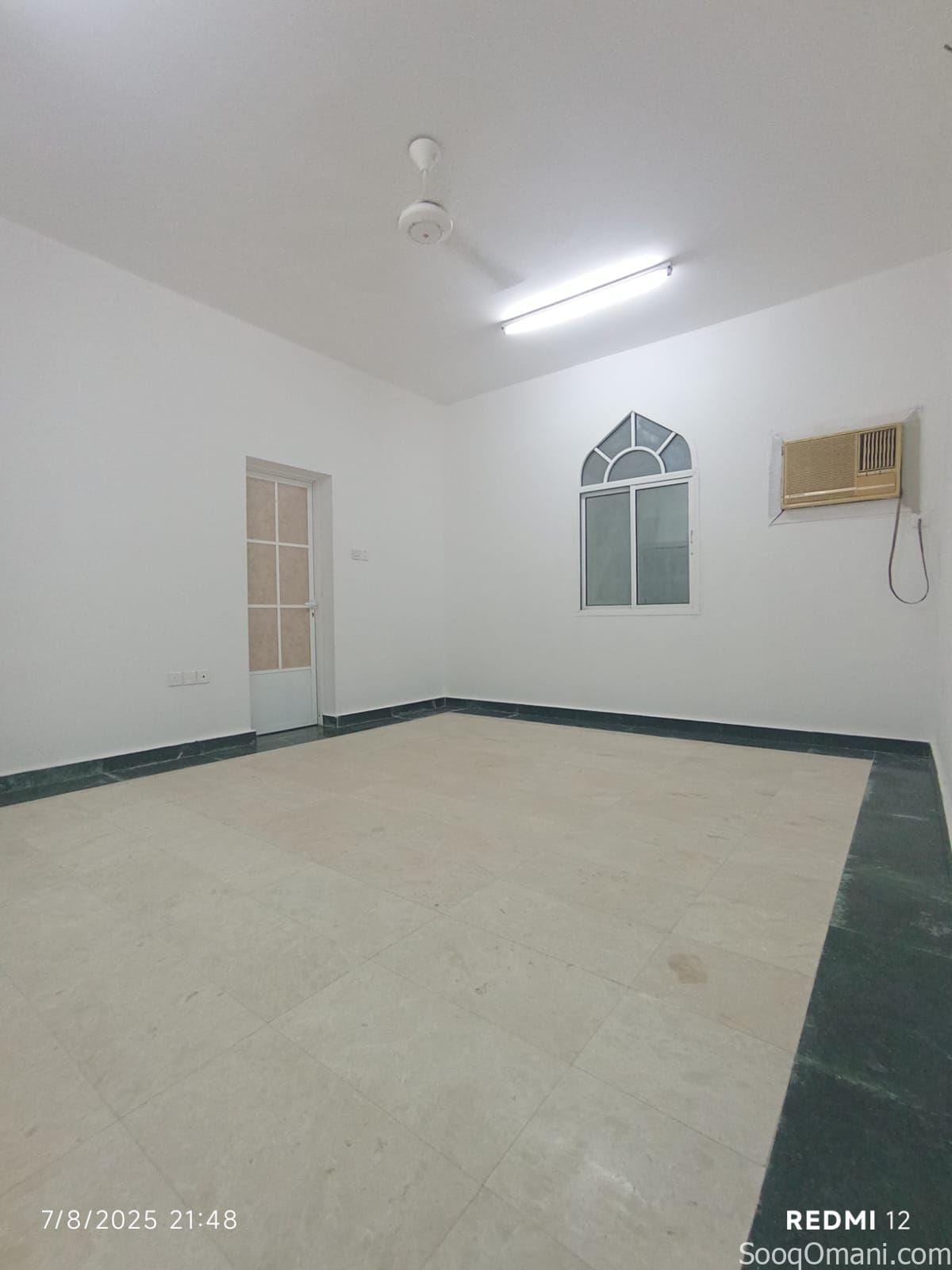 غرفه واسعه للايجار ف المعبيلة