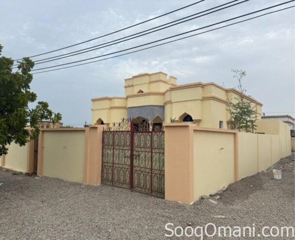 For rent: an excellent, well-maintained house in a prime location in Al Khaburah, Al Sarahat area, next to Al Farouq School.