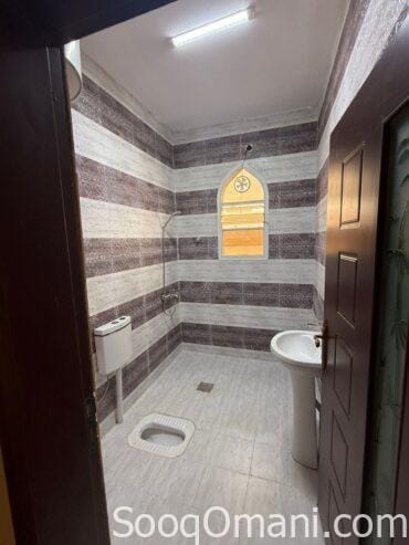 For rent: an excellent, well-maintained house in a prime location in Al Khaburah, Al Sarahat area, next to Al Farouq School.