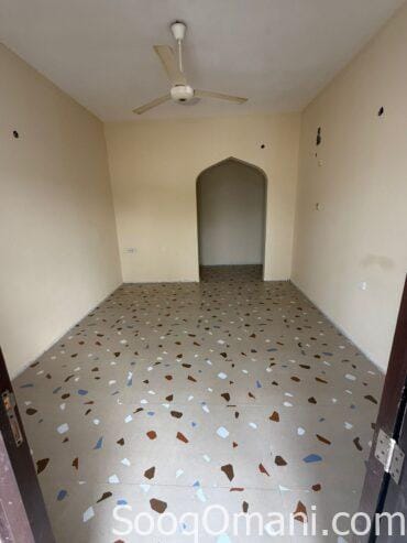 For rent: an excellent, well-maintained house in a prime location in Al Khaburah, Al Sarahat area, next to Al Farouq School.