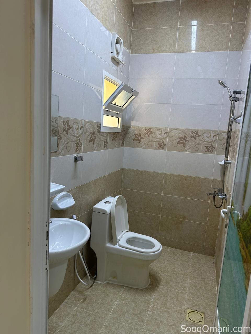 شقه للايجار في المعبيله الثامنه بالقرب من مدرسة درة مجان الخاصة