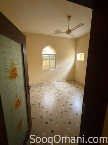 For rent: an excellent, well-maintained house in a prime location in Al Khaburah, Al Sarahat area, next to Al Farouq School.