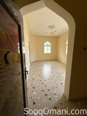 For rent: an excellent, well-maintained house in a prime location in Al Khaburah, Al Sarahat area, next to Al Farouq School.