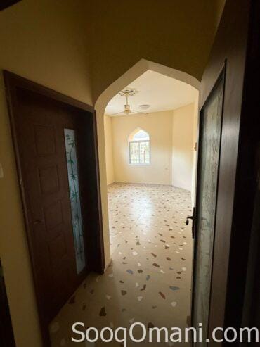 For rent: an excellent, well-maintained house in a prime location in Al Khaburah, Al Sarahat area, next to Al Farouq School.