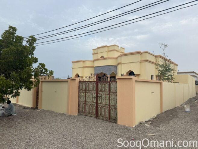 For rent: an excellent, well-maintained house in a prime location in Al Khaburah, Al Sarahat area, next to Al Farouq School.