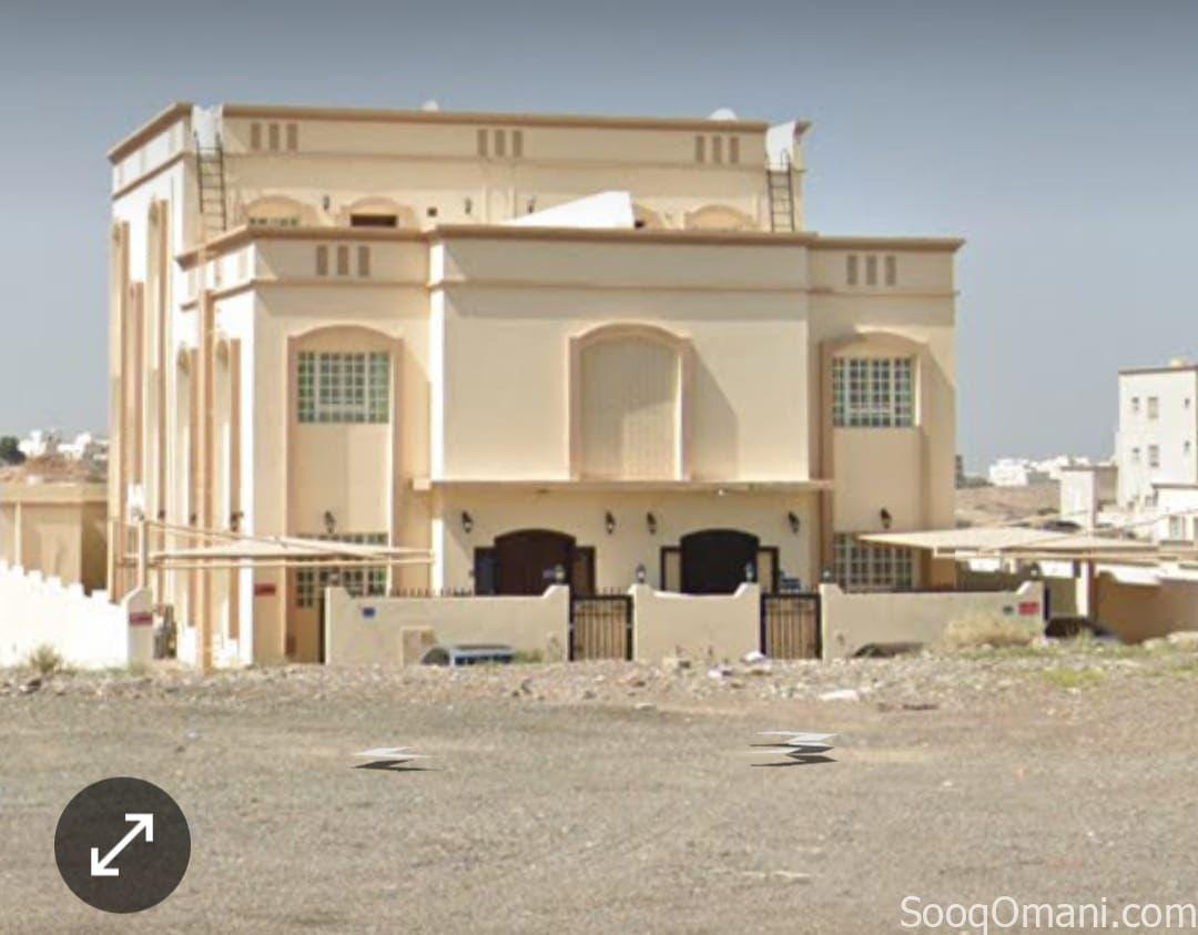 شقه للايجار بمدخل خاص للعوائل ف الخوض السادسة