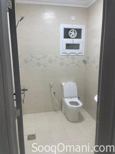 For rent: a clean and excellent apartment in a new residential building in Al Khoudh 6, near the Knowledge Village Mosque.