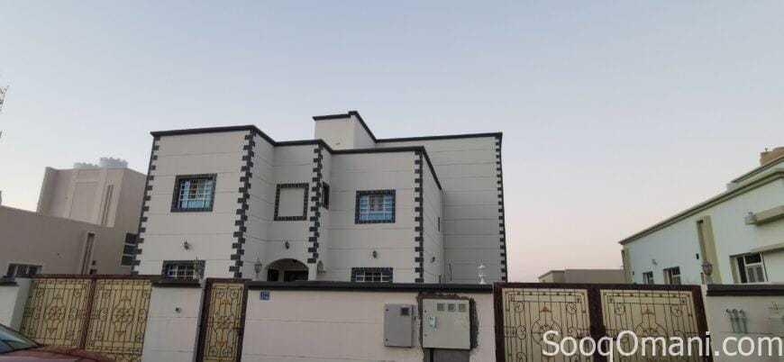المعبيلة الثامنة للبيع فيلا و 3 شقق