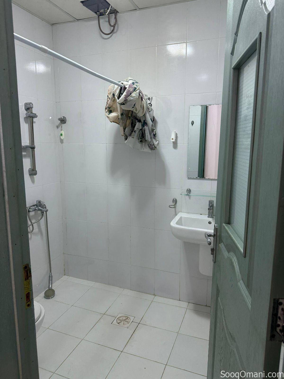 للايجار شقة ممتازة بموقع ممتاز في الخوض في شارع السد بالقرب من الافق للشقق الفندقية ومكتبة فكرة