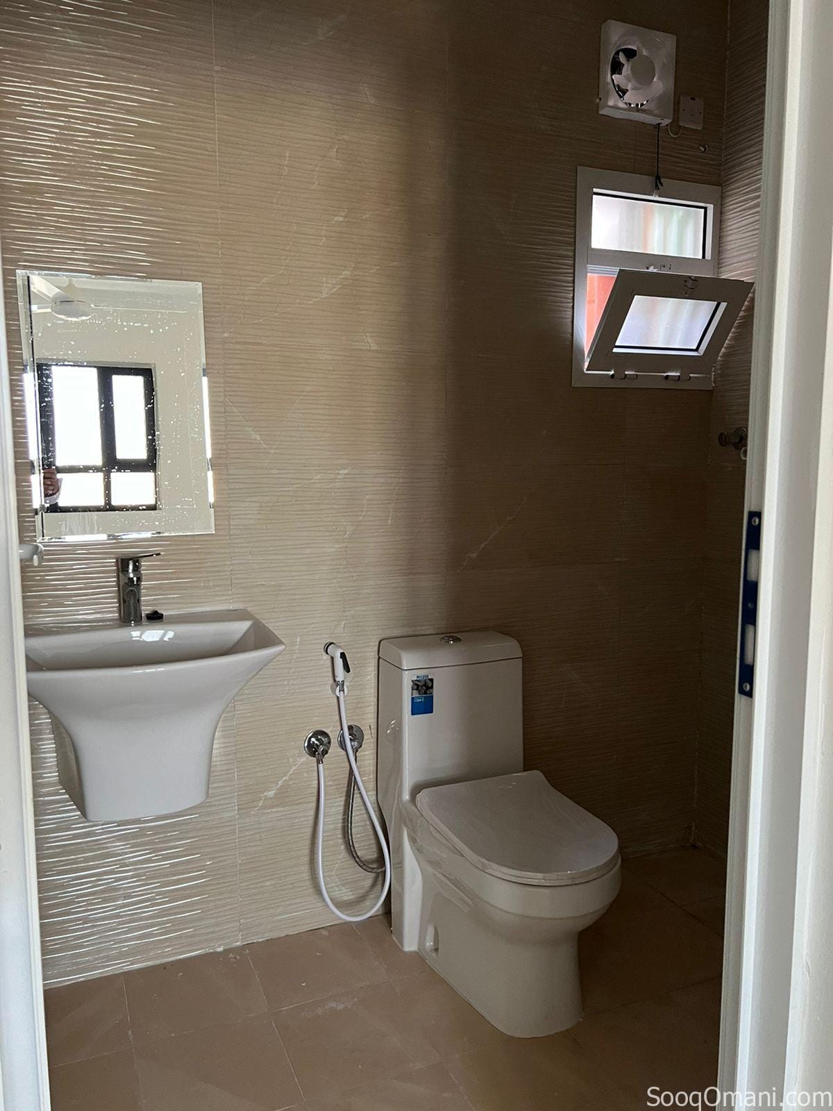 For rent, elegant and clean apartments in a commercial residential building in South Al Mawaleh, near Al Badie Mosque and Al Mawaleh Market.