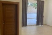 للايجار شقة ارضية وبموقع ممتاز وبمساحة واسعة في المعبيلة الجنوبية بالقرب من جامع الجليل وجامع الامام