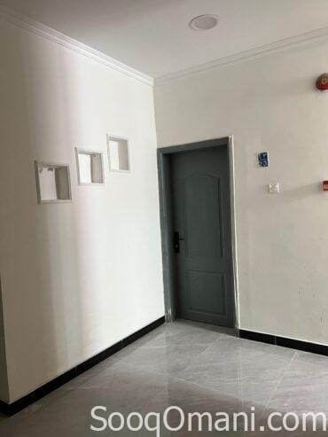 For rent, elegant and clean apartments in a commercial residential building in South Al Mawaleh, near Al Badie Mosque and Al Mawaleh Market.