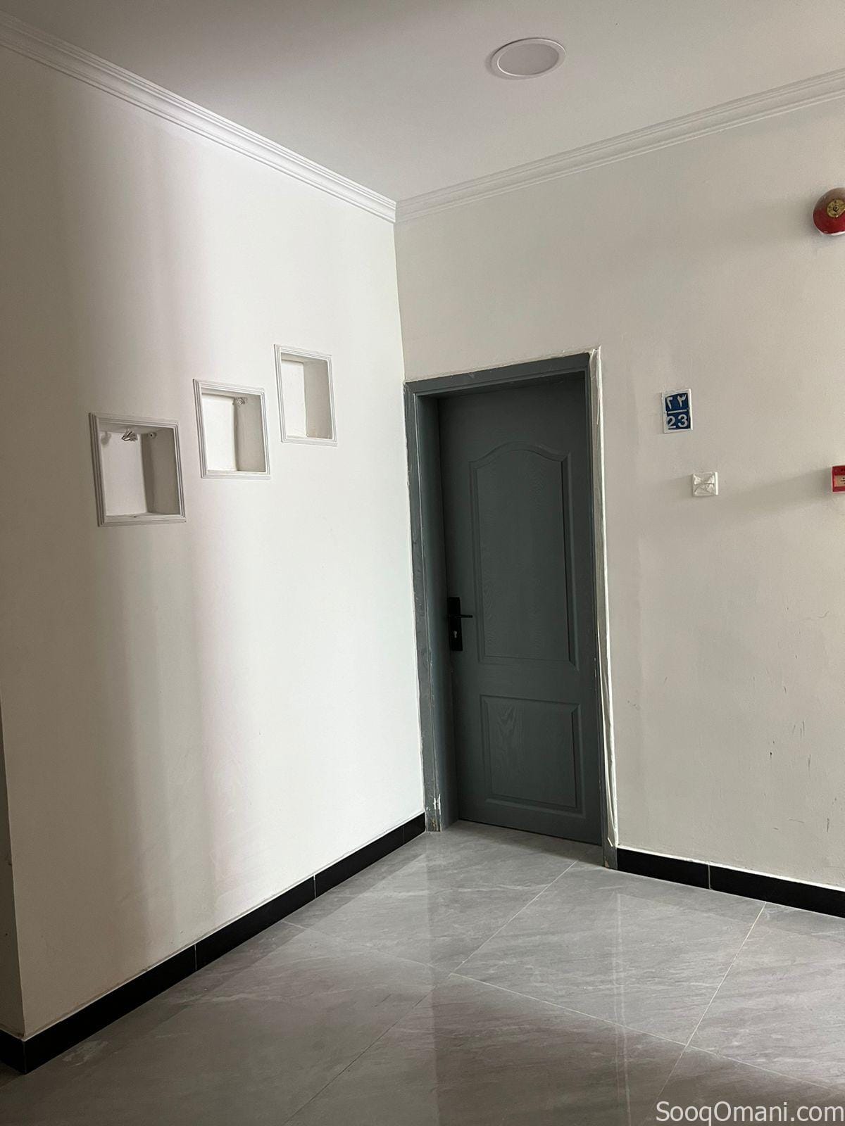 For rent, elegant and clean apartments in a commercial residential building in South Al Mawaleh, near Al Badie Mosque and Al Mawaleh Market.