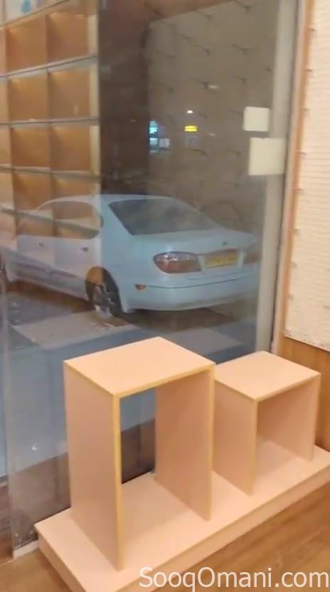 للبيع محل جديد مع الكبتات جديدة وليتات بموقع ممتاز في المعبيلة الجنوبية في شارع الخير بعد مسجد تيمور