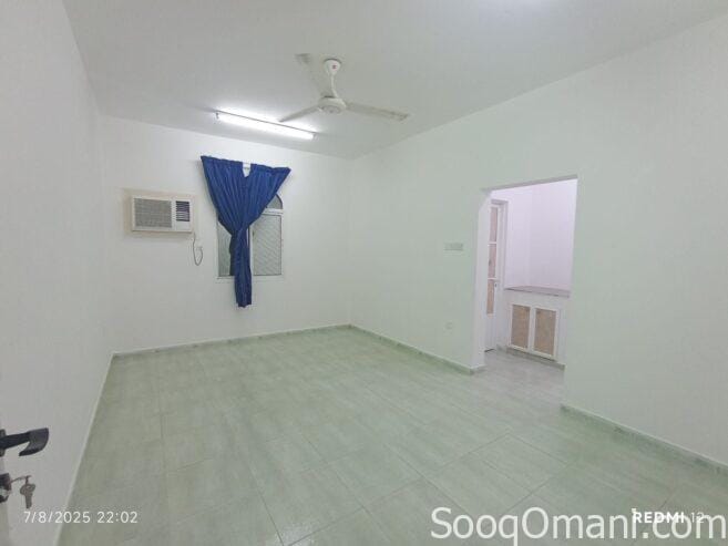 A room measuring 5×5 meters with a bathroom and a kitchenette.