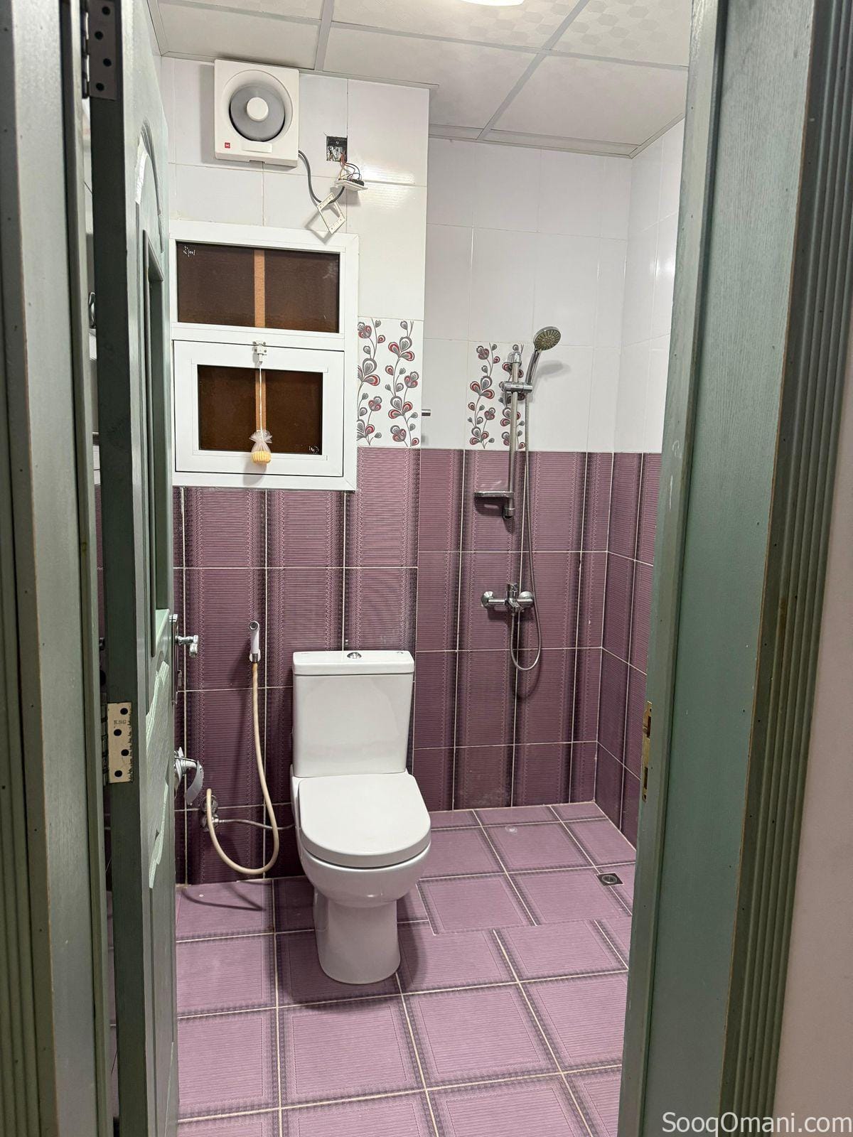 للايجار شقة ممتازة بموقع ممتاز في الخوض في شارع السد بالقرب من الافق للشقق الفندقية ومكتبة فكرة