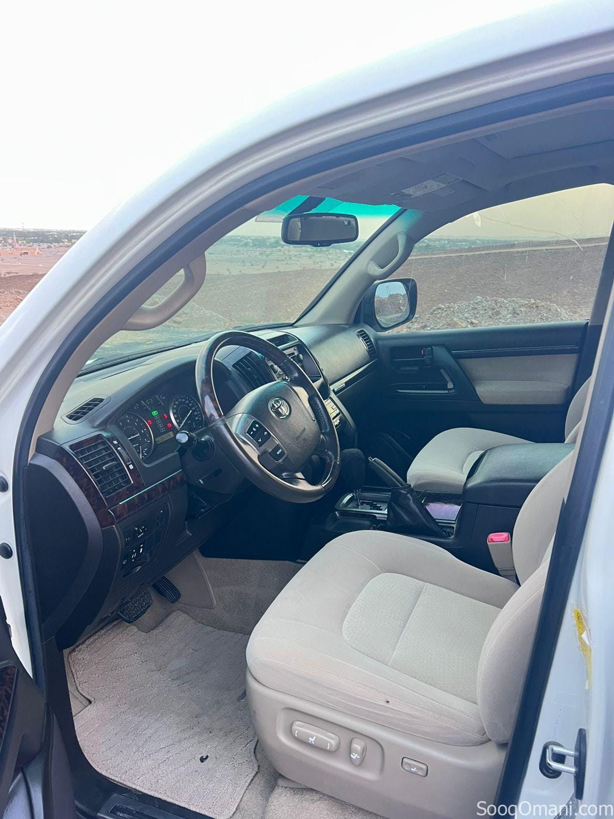 لاندكروزر موديل 2011