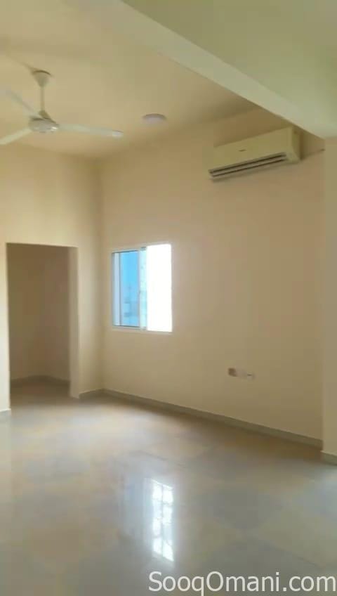 للايجار بيت ارضي بموقع ممتاز في شارع الخيرفي المعبيلة الجنوبية بمساحة واسعة بالقرب من روضة المبتكر