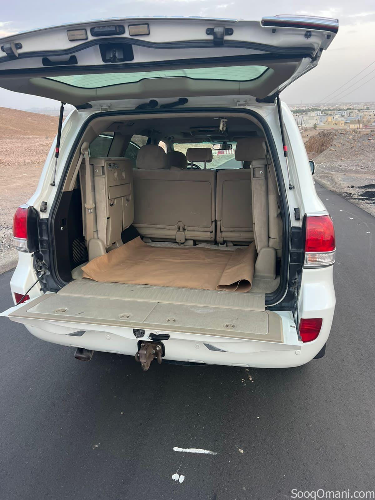 لاندكروزر موديل 2011