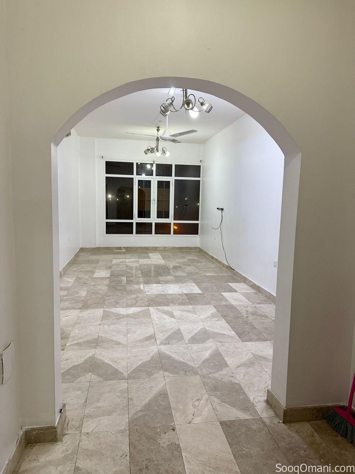 للايجار شقة ممتازة بموقع ممتاز في الخوض في شارع السد بالقرب من الافق للشقق الفندقية ومكتبة فكرة