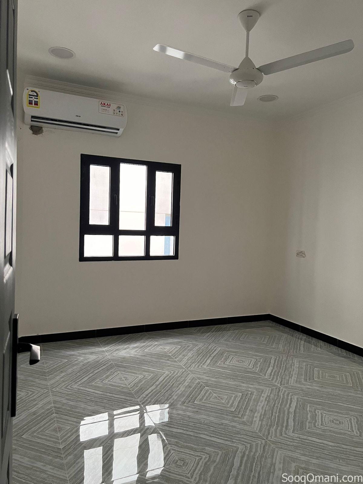 For rent, elegant and clean apartments in a commercial residential building in South Al Mawaleh, near Al Badie Mosque and Al Mawaleh Market.