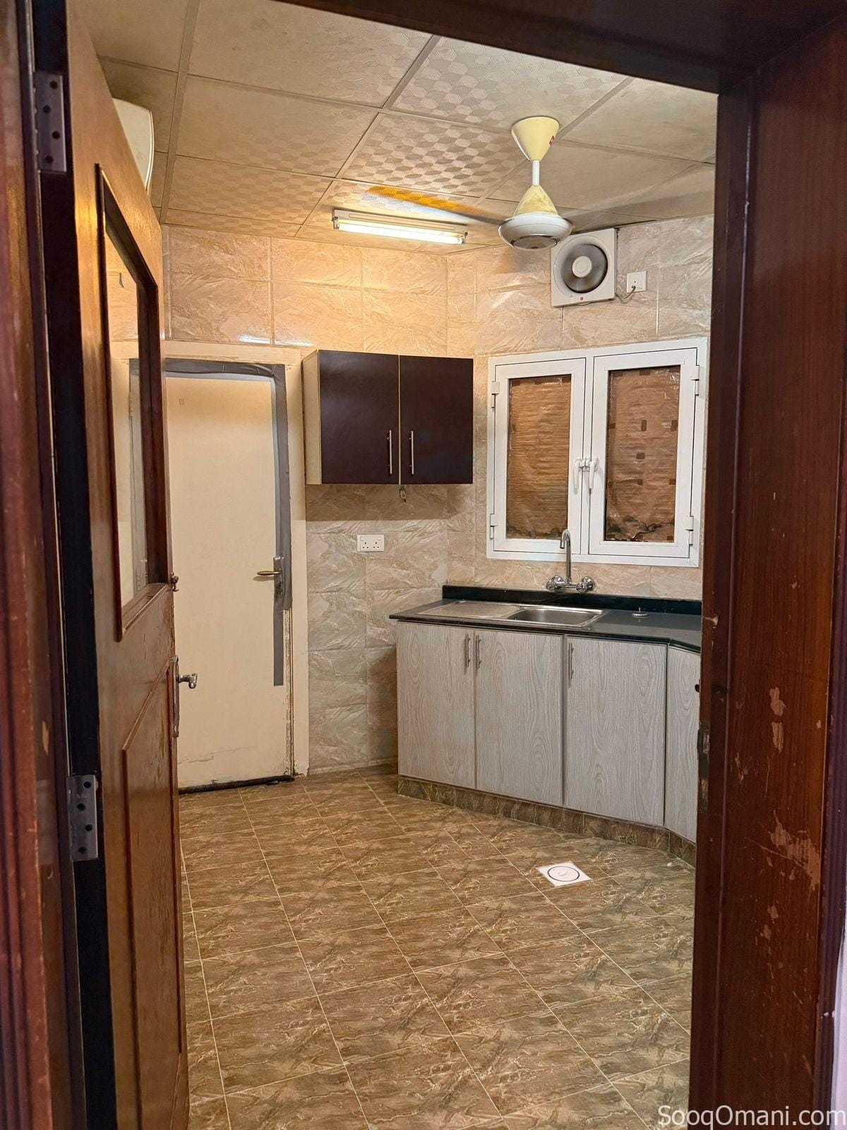 للايجار شقة ممتازة بموقع ممتاز في الخوض في شارع السد بالقرب من الافق للشقق الفندقية ومكتبة فكرة