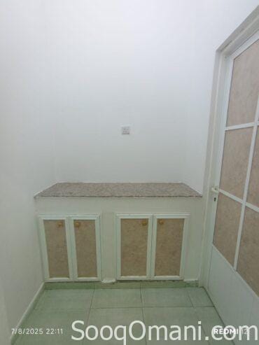A room measuring 5×5 meters with a bathroom and a kitchenette.
