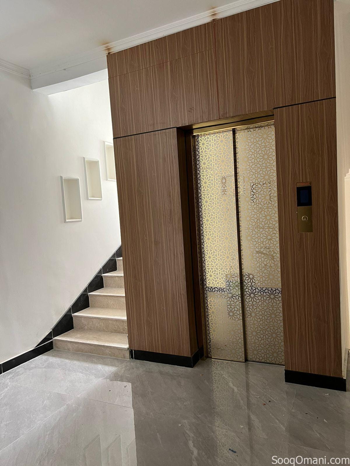 For rent, elegant and clean apartments in a commercial residential building in South Al Mawaleh, near Al Badie Mosque and Al Mawaleh Market.