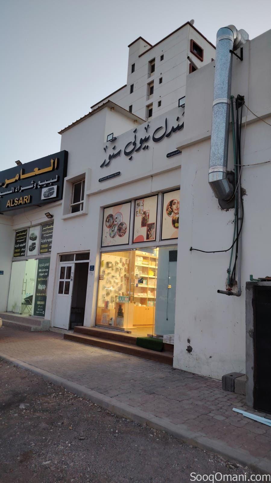 للبيع محل جديد مع الكبتات جديدة وليتات بموقع ممتاز في المعبيلة الجنوبية في شارع الخير بعد مسجد تيمور