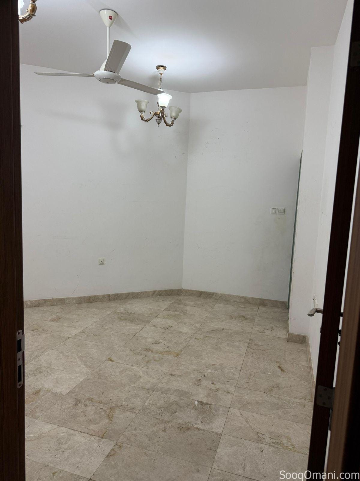 للايجار شقة ممتازة بموقع ممتاز في الخوض في شارع السد بالقرب من الافق للشقق الفندقية ومكتبة فكرة