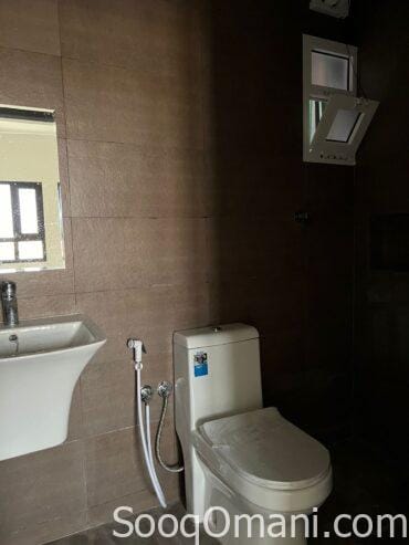 For rent, elegant and clean apartments in a commercial residential building in South Al Mawaleh, near Al Badie Mosque and Al Mawaleh Market.