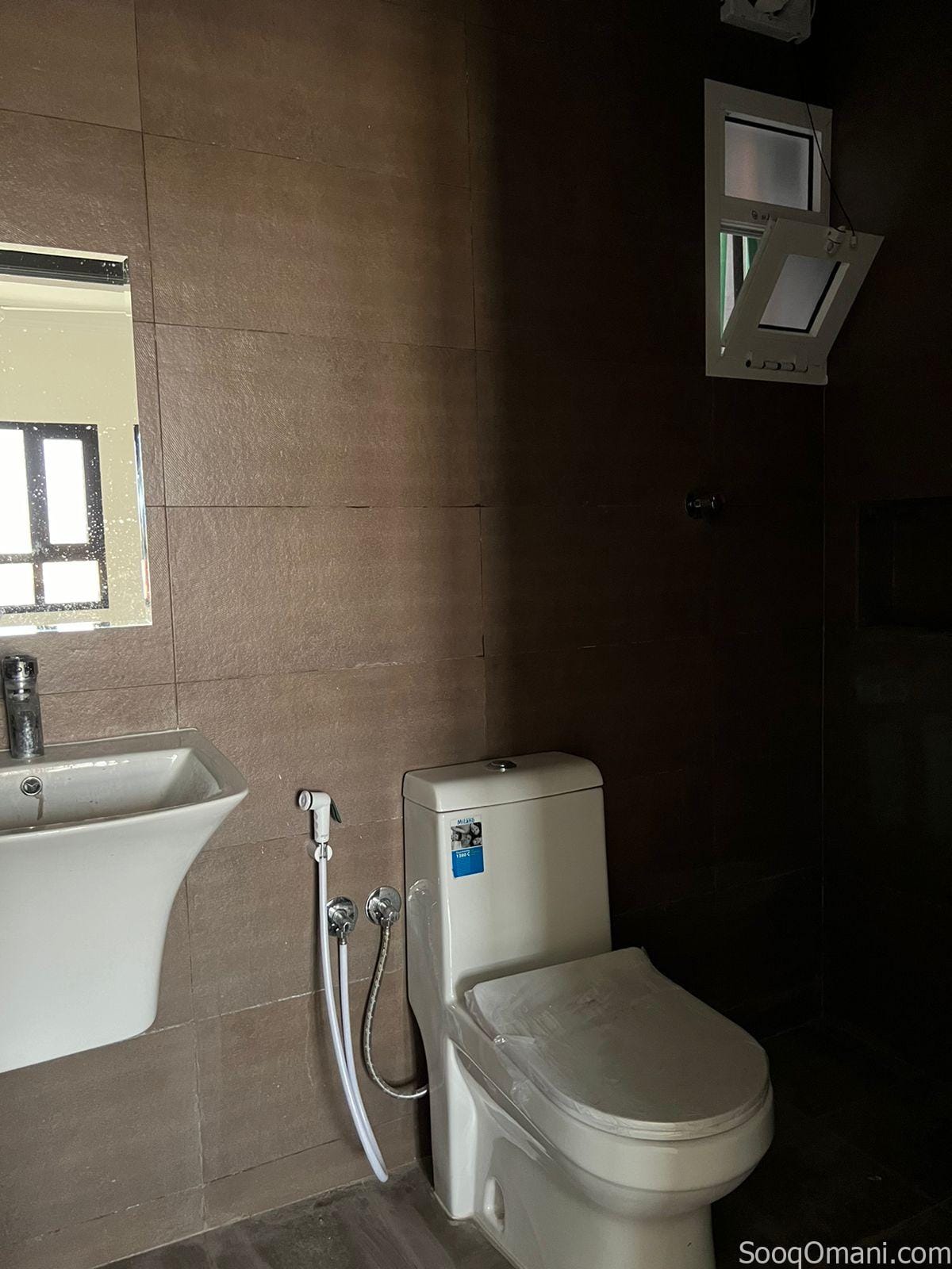 For rent, elegant and clean apartments in a commercial residential building in South Al Mawaleh, near Al Badie Mosque and Al Mawaleh Market.