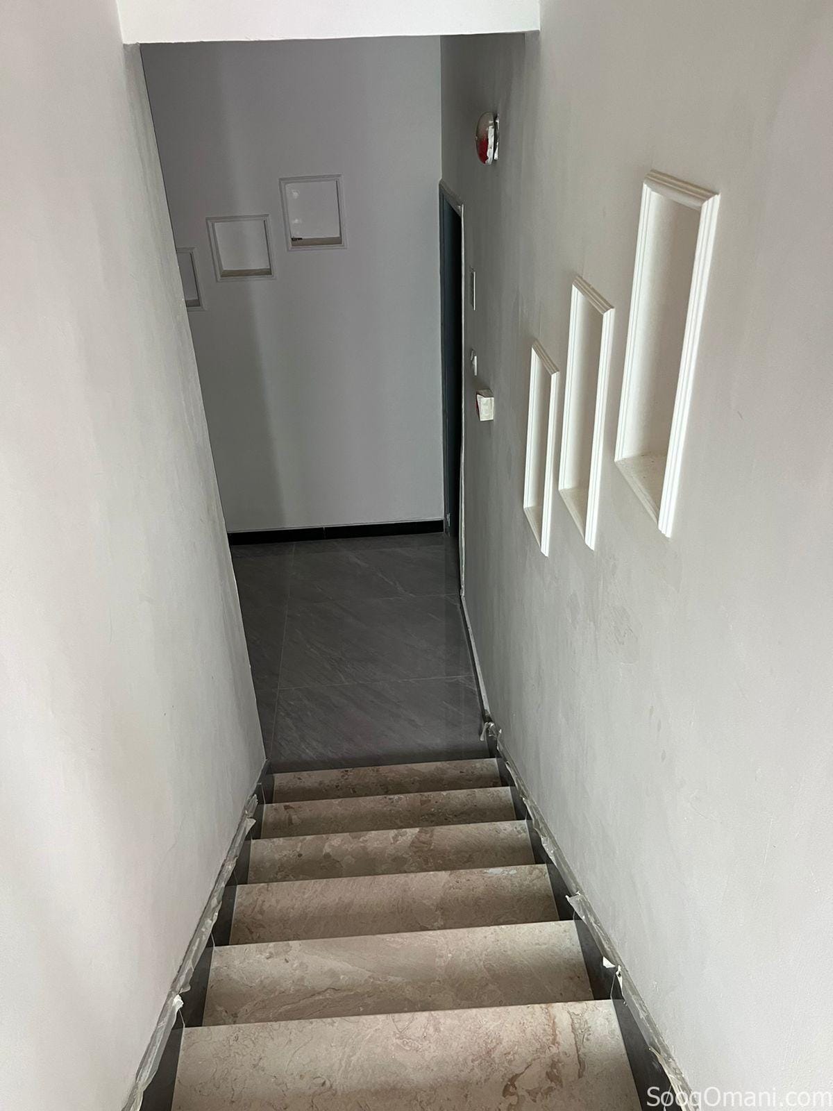 For rent, elegant and clean apartments in a commercial residential building in South Al Mawaleh, near Al Badie Mosque and Al Mawaleh Market.