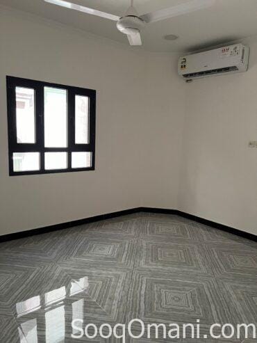 For rent, elegant and clean apartments in a commercial residential building in South Al Mawaleh, near Al Badie Mosque and Al Mawaleh Market.