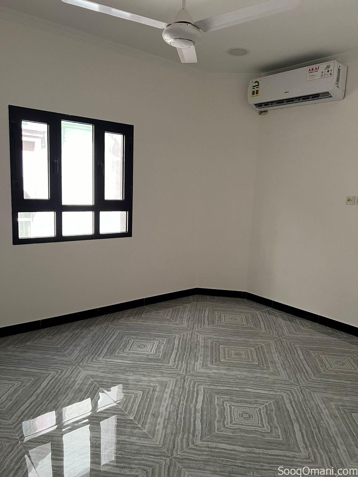 For rent, elegant and clean apartments in a commercial residential building in South Al Mawaleh, near Al Badie Mosque and Al Mawaleh Market.