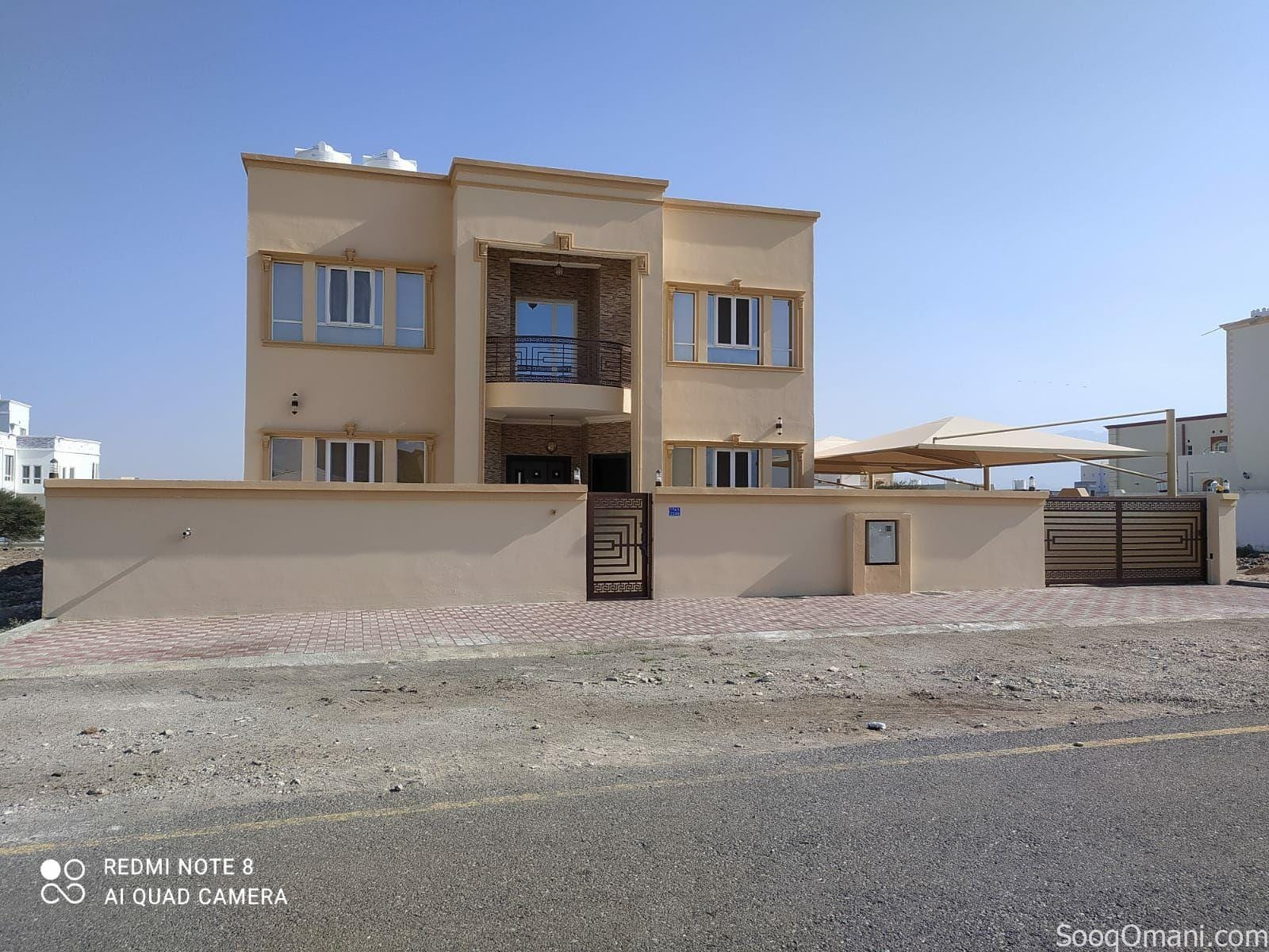Directly from the owner: A luxurious, detached villa in Al Amerat, offering complete privacy for you and your family