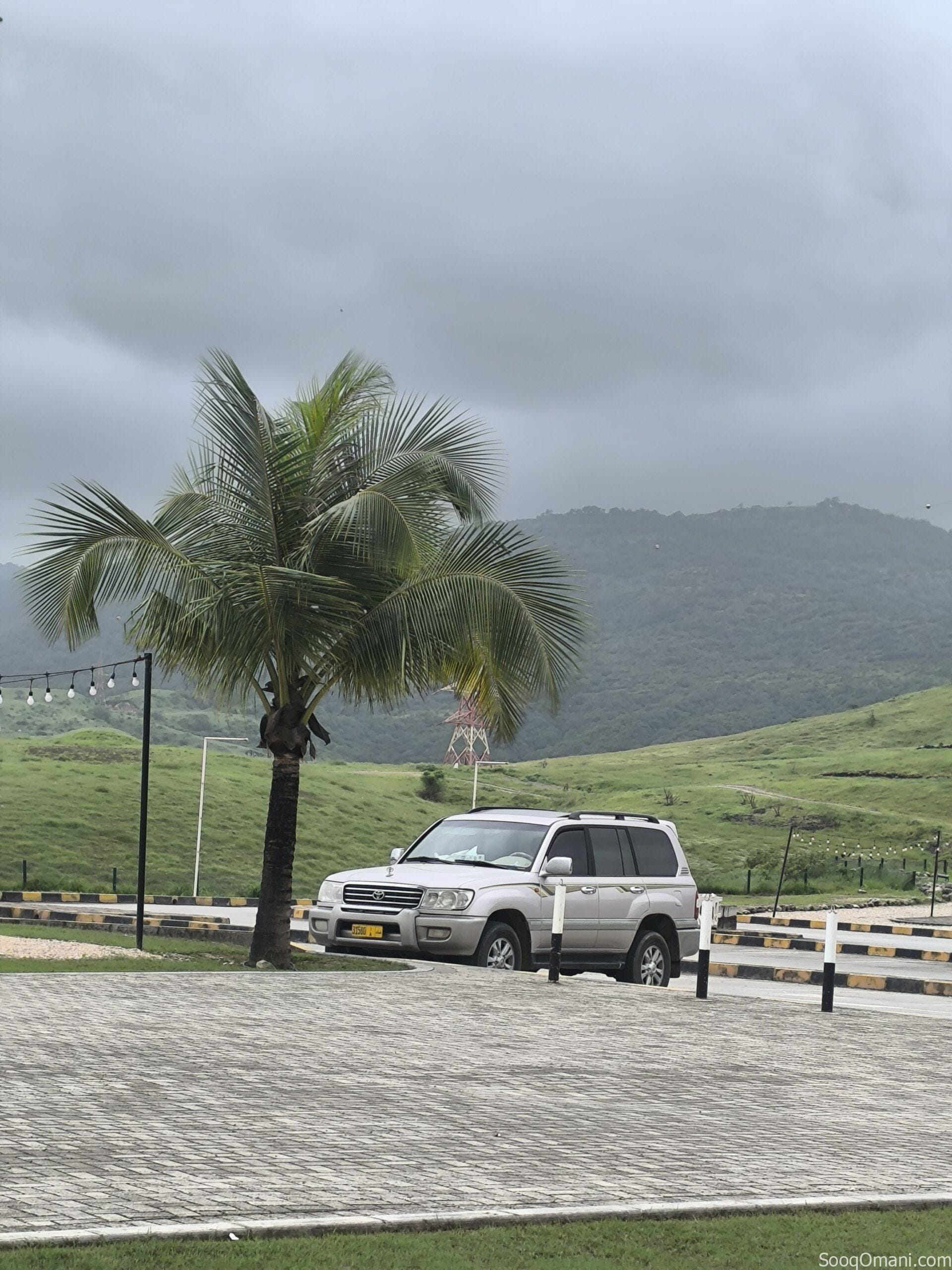 للبيع لاند كروزر ٩٨ وارد رقم واحد أموره طيبه جير ومكينه والدبل والدفلوك والفتحة شغال مطلوب ٢٥٠٠ لتوا