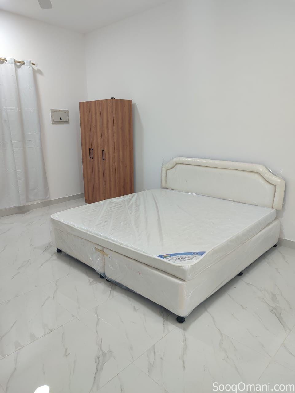 Room for monthly rent in Sohar, opposite the Corniche and the sea.