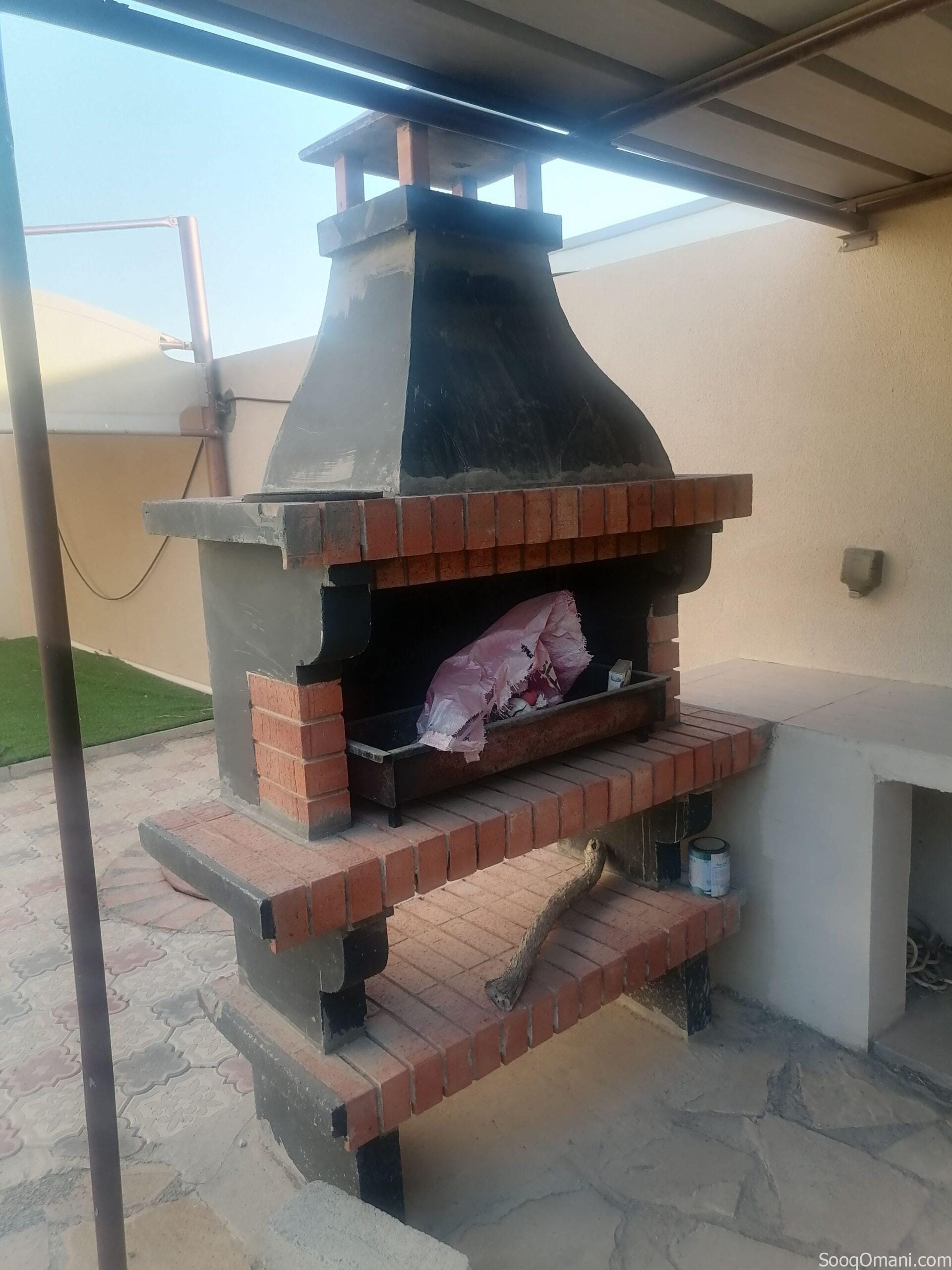 Rest house with apartment for sale near a paved road