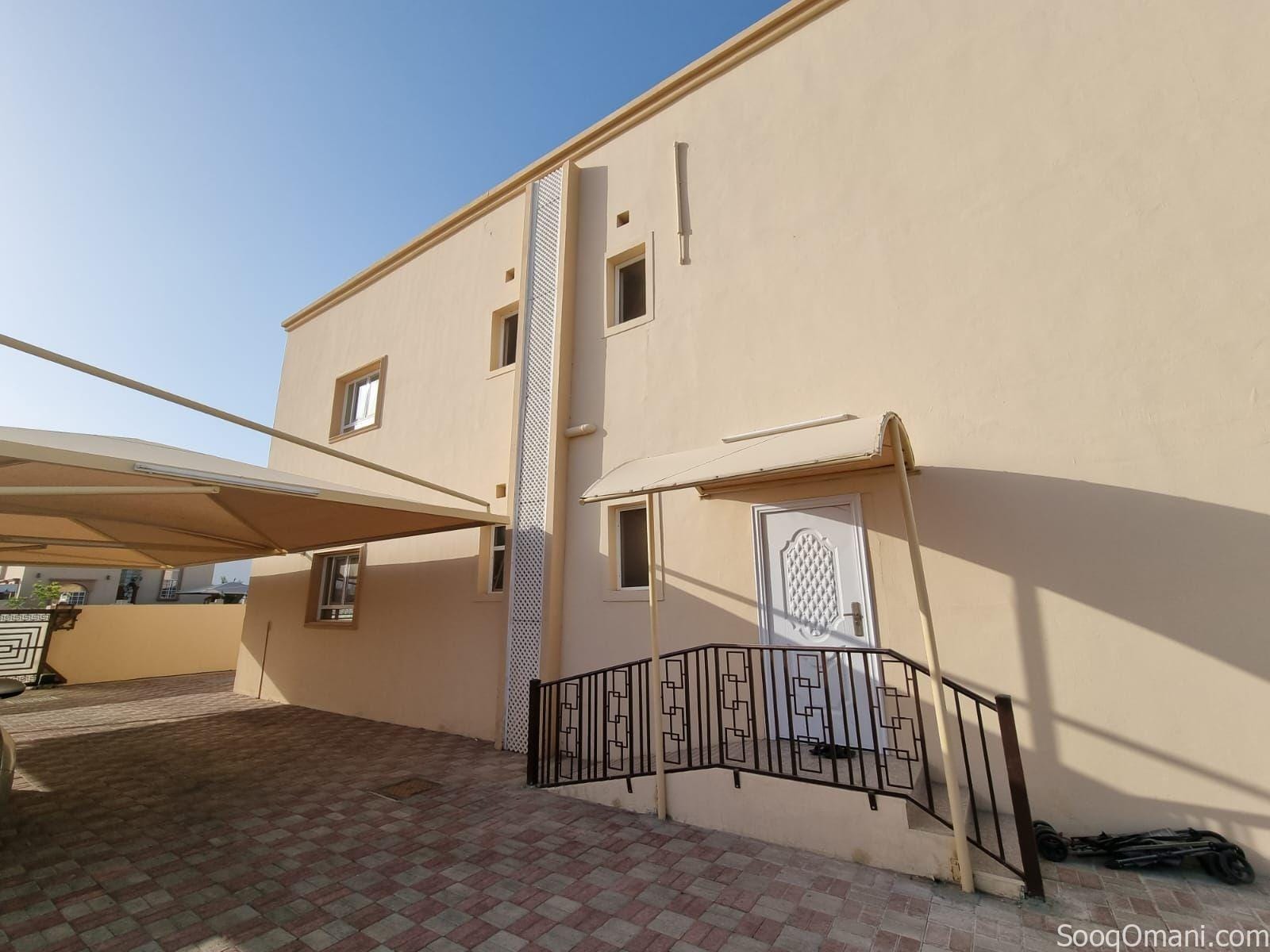 Directly from the owner: A luxurious, detached villa in Al Amerat, offering complete privacy for you and your family
