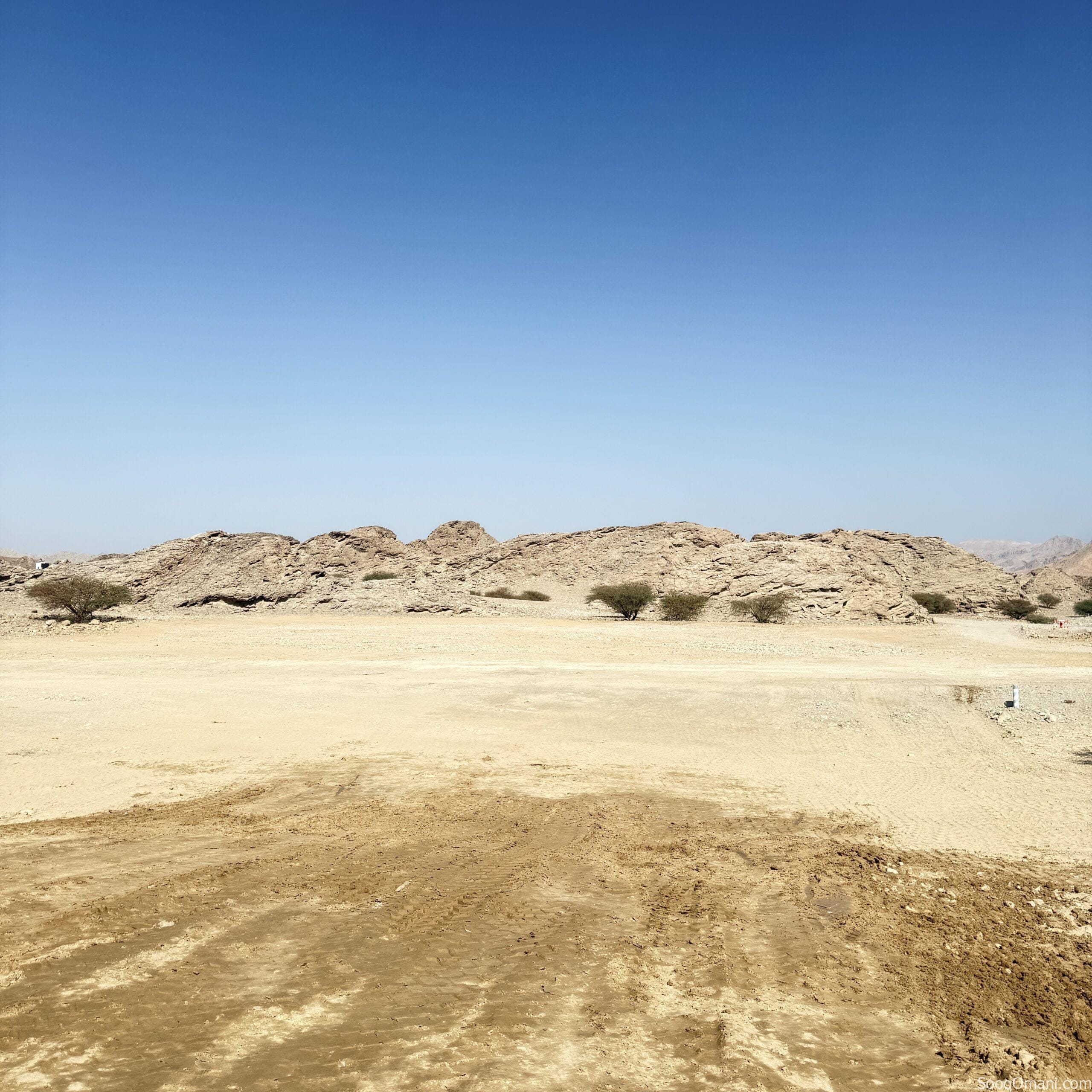 انا المالك الحاجر الحاجر عرضيه اول خط من الشارع الرئيسي تصلح لبناء توين فيلا