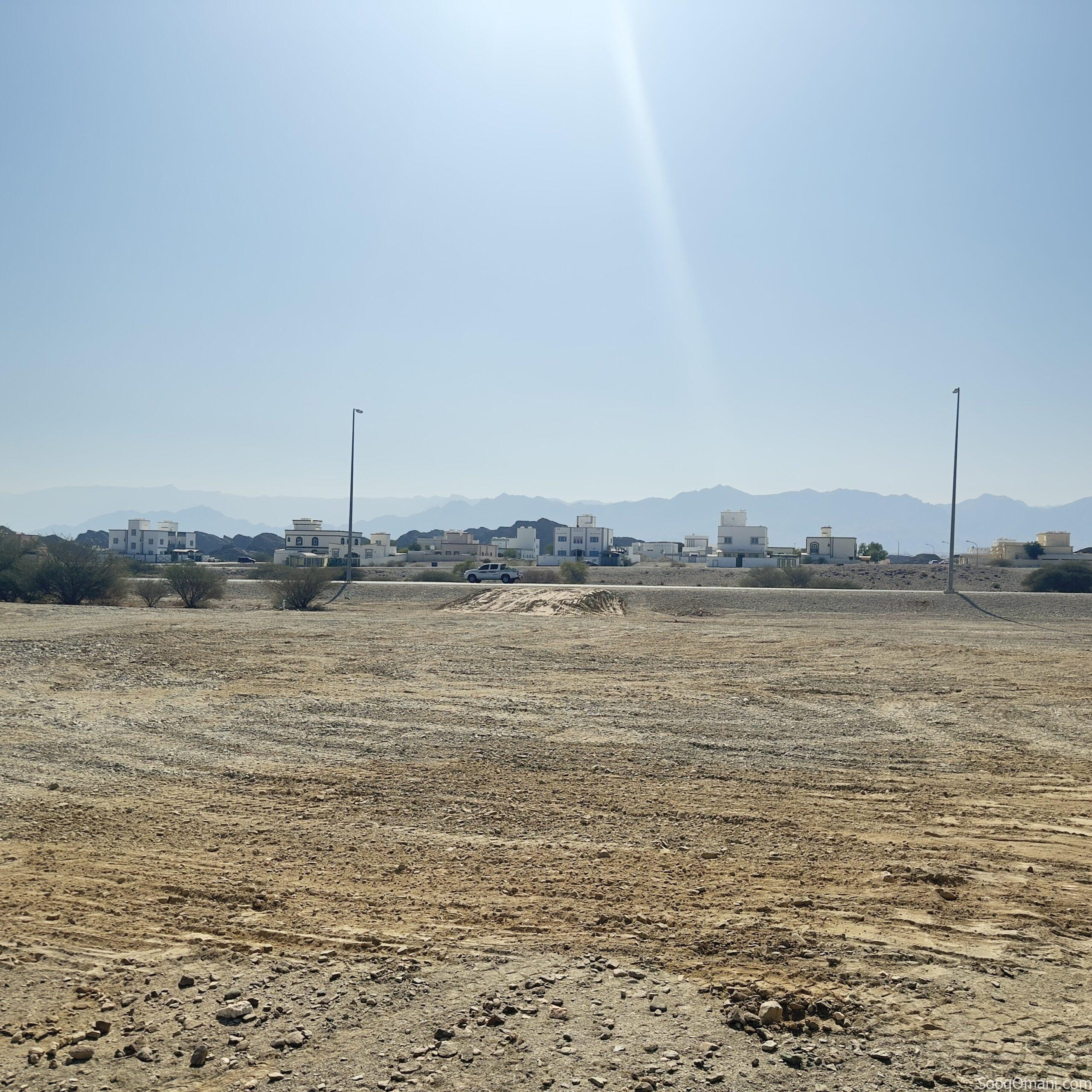 انا المالك الحاجر الحاجر عرضيه اول خط من الشارع الرئيسي تصلح لبناء توين فيلا