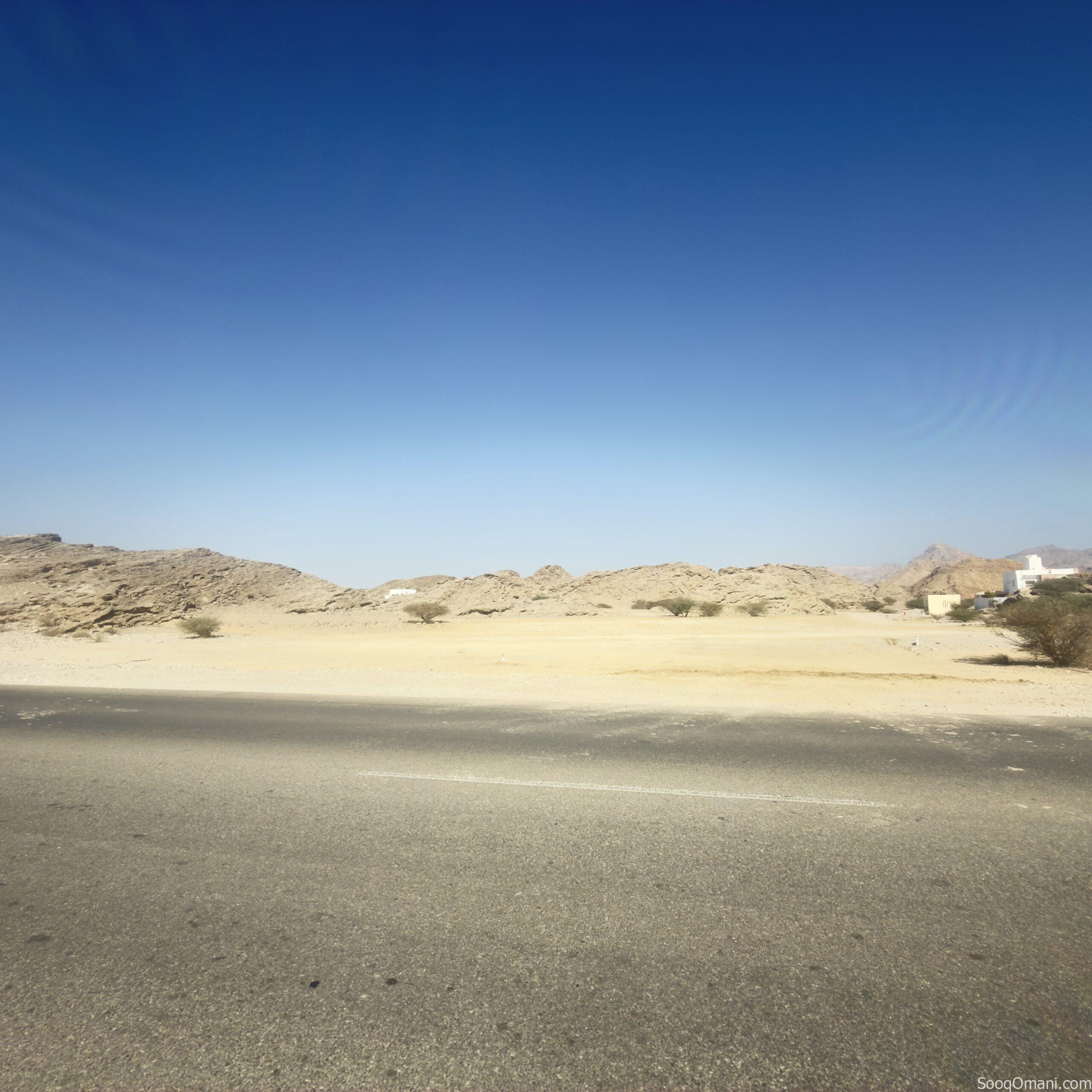 انا المالك الحاجر الحاجر عرضيه اول خط من الشارع الرئيسي تصلح لبناء توين فيلا