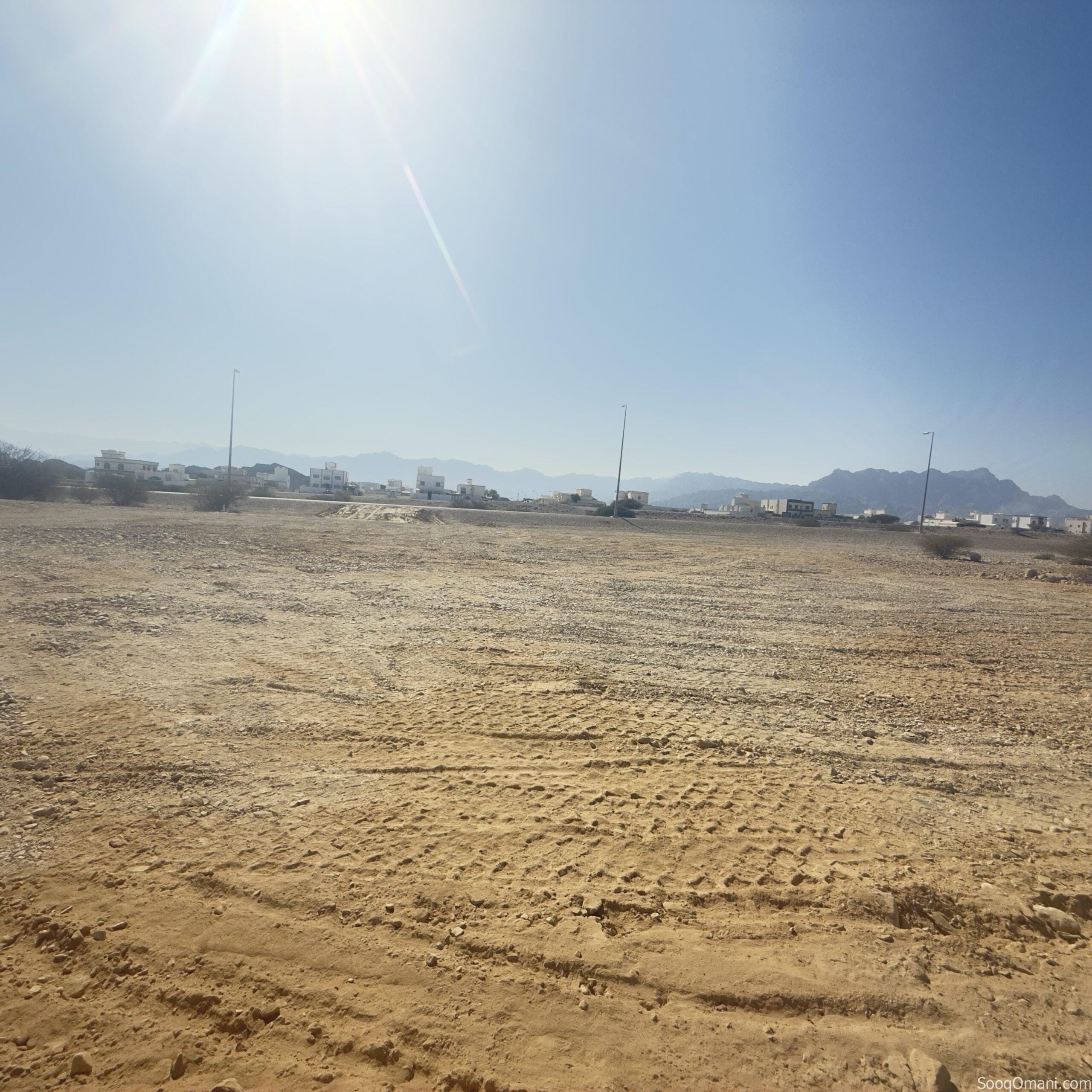 انا المالك الحاجر الحاجر عرضيه اول خط من الشارع الرئيسي تصلح لبناء توين فيلا