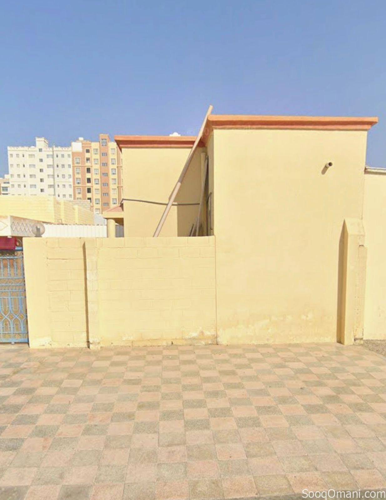 للبيع بيت شعبي نظيف في الخوض