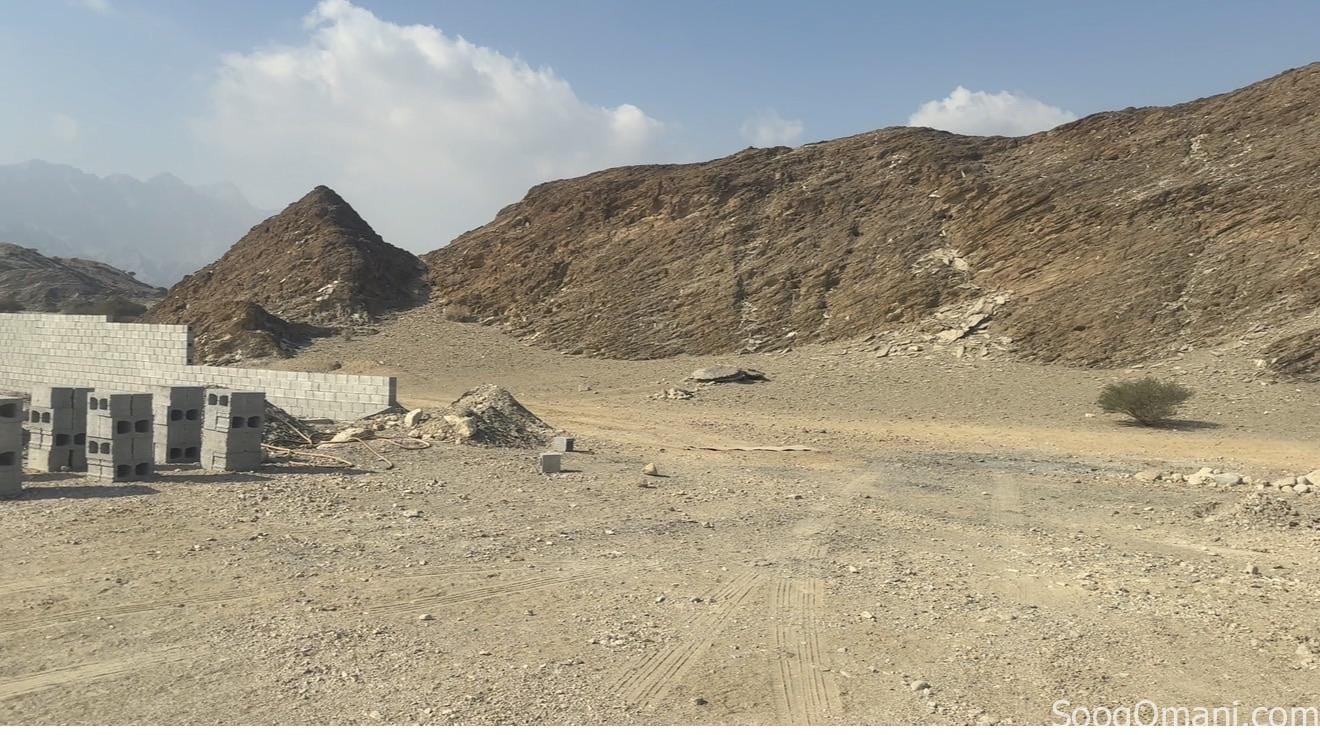 I am the owner. The land area is 660 square meters, expandable, in the Al-Hajir 1 area