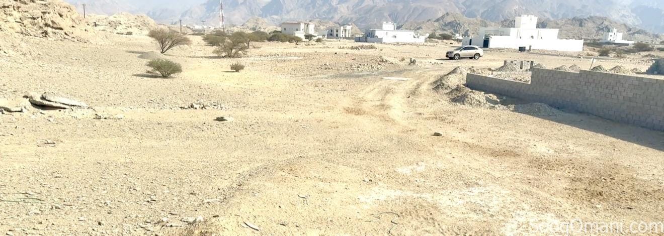 I am the owner. The land area is 660 square meters, expandable, in the Al-Hajir 1 area