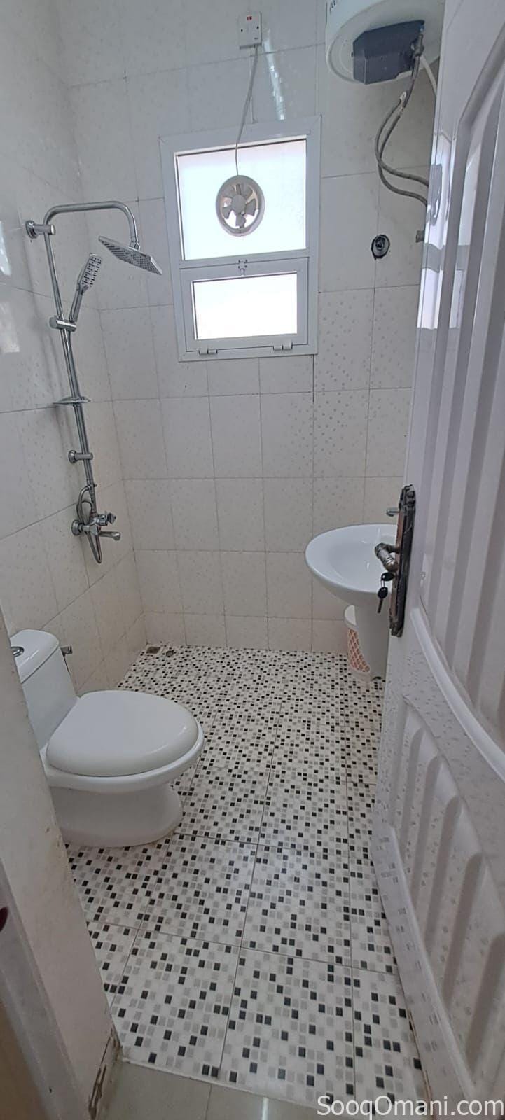 شقة للايجار الخوض ٦ قرب كل الخدمات