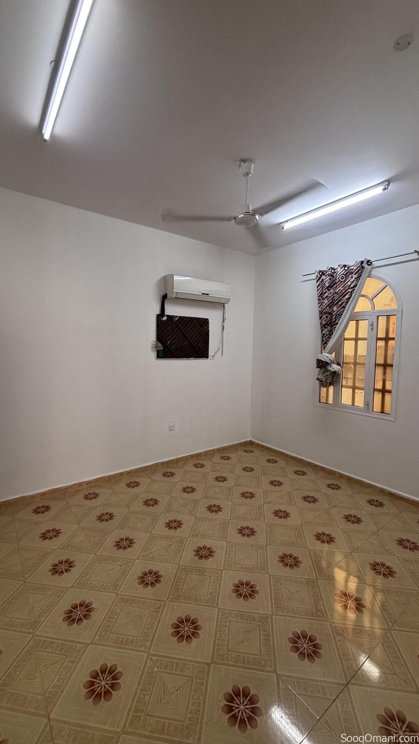 شقه للإيجار في موقع ممتاز قريب مستشفى السويق